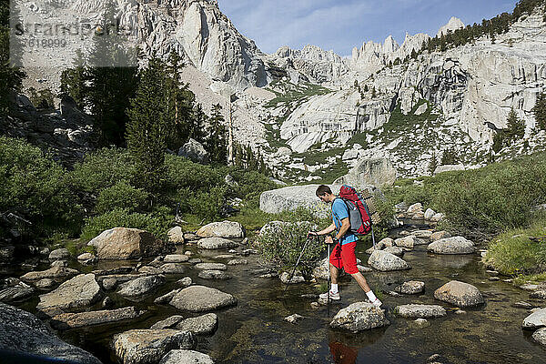 Ein Bergsteiger auf dem schwierigen Weg zur Besteigung des Mount Whitney.