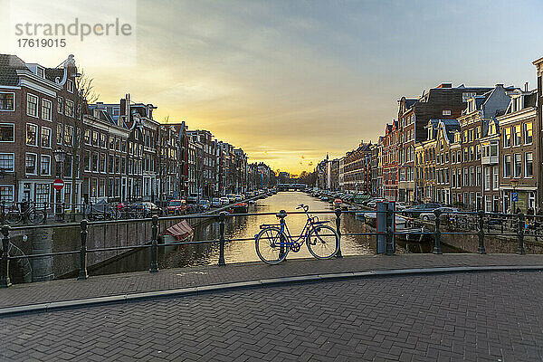 Fahrrad auf Kanalbrücke bei Sonnenuntergang an der Spiegelgracht (Brug 69); Amsterdam  Nordholland  Niederlande