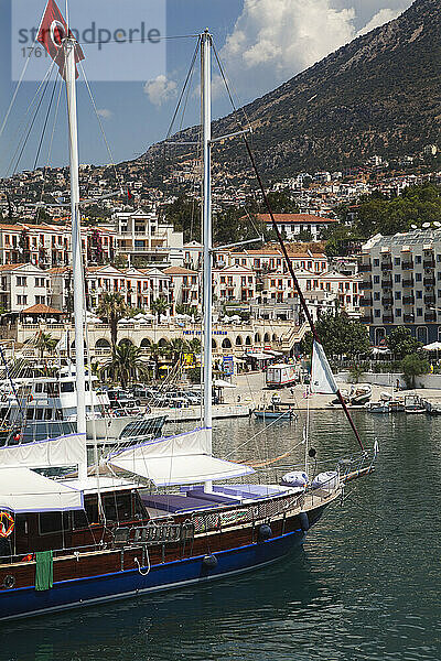 Segelschiff im Hafen von Kalkan; Kalkan  Türkei