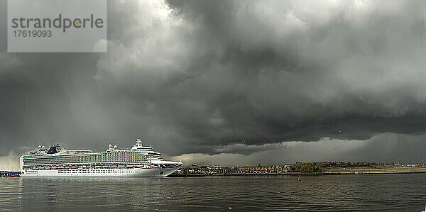Kreuzfahrtschiff im Hafen von South Shields unter einem dramatischen stürmischen Himmel; South Shields  Tyne and Wear  England