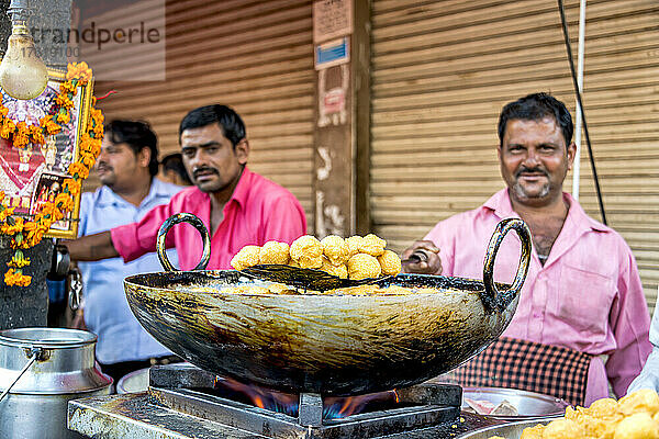 Männer verkaufen Lebensmittel auf einem Straßenmarkt in Indien; Dehli  Indien