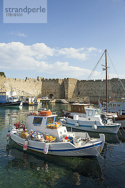 Fischerboote im Hafen von Kolona in der mittelalterlichen Stadt Rhodos  Griechenland; Rhodos  Dodekanes  Griechenland