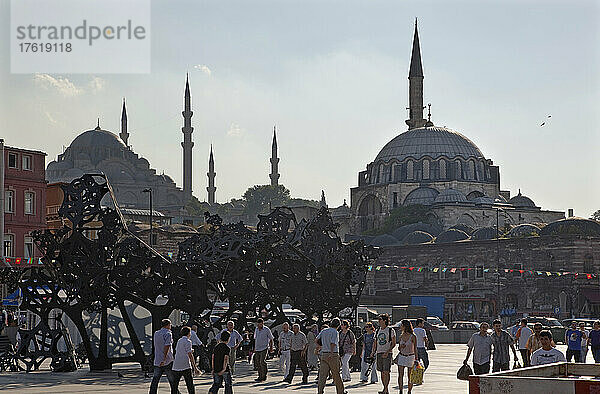 Blick auf die Sulumaniye-Moschee  mit der Rustem-Pasa-Moschee im Vordergrund  von Eminonu aus gesehen  Istanbul  Türkei; Istanbul  Türkei
