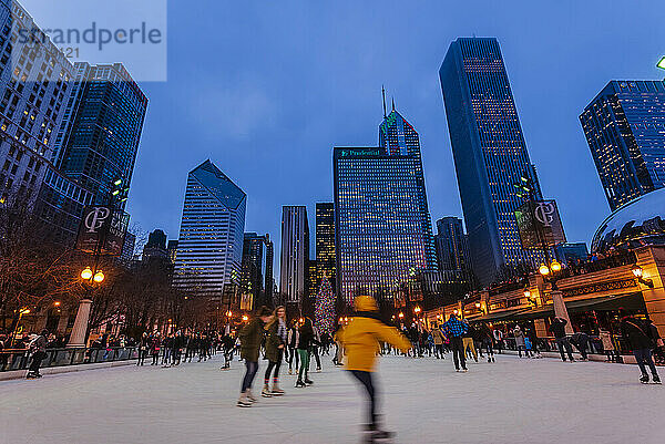 Schlittschuhlaufen im Millennium Park in der Abenddämmerung in Chicago  Illinois  USA; Chicago  Illinois  Vereinigte Staaten von Amerika