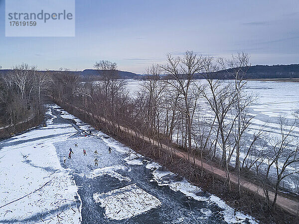 Schlittschuhläufer bei einem Eishockeyspiel auf dem zugefrorenen C- und O-Kanal neben dem Potomac River; Poolesville  Potomac Falls  Maryland  USA