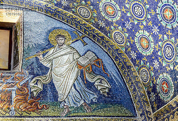 Ravenna  Provinz Ravenna  Italien. Mausoleum aus dem 5. Jahrhundert  Mausoleo di Galla Placidia. Das Mosaik  von dem man annimmt  dass es den Heiligen Laurentius darstellt  der auf einem Eisengitter gemartert wurde  ist unten links im Bild zu sehen. Die frühchristlichen Monumente von Ravenna gehören zum UNESCO-Weltkulturerbe.