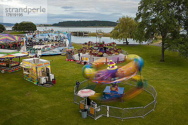 Bunte Fahrgeschäfte in einem fahrenden Rummelplatz im Windjammer Park auf Whidbey Island  Oak Harbor  Washington  USA; Oak Harbor  Washington  Vereinigte Staaten von Amerika