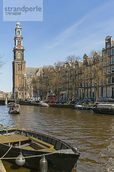 Die Westerkerk und eine Gracht in Amsterdam; Amsterdam  Nordholland  Niederlande