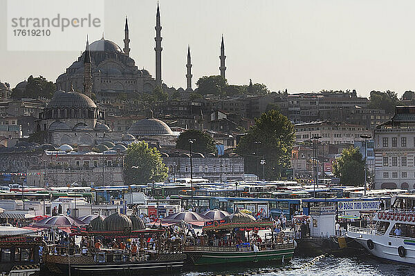 Blick auf die Sulumaniye-Moschee  mit der Rustem-Pasa-Moschee im Vordergrund  von der Galata-Brücke aus gesehen  Istanbul  Türkei; Istanbul  Türkei