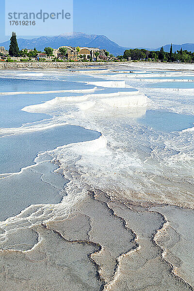 Pamukkale  die weißen Travertin-Kalkstein-Terrassen und Becken. Pamukkale ist bekannt als das Baumwollschloss. Es ist ein UNESCO-Weltkulturerbe; Pamukkale  Provinz Denizli  Türkei