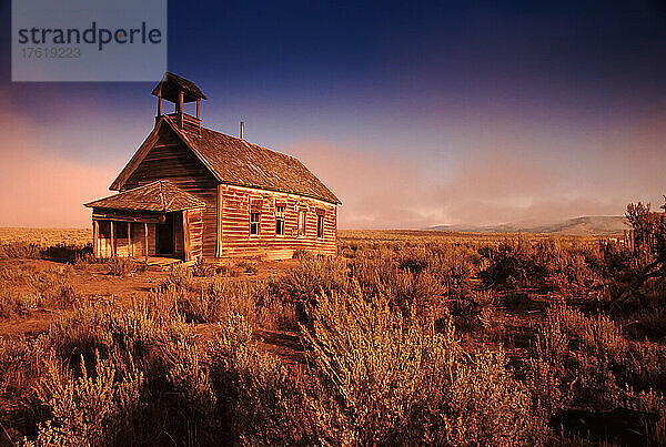 Altes verlassenes Schulhaus auf dem Lande; Burns  Oregon  Vereinigte Staaten von Amerika