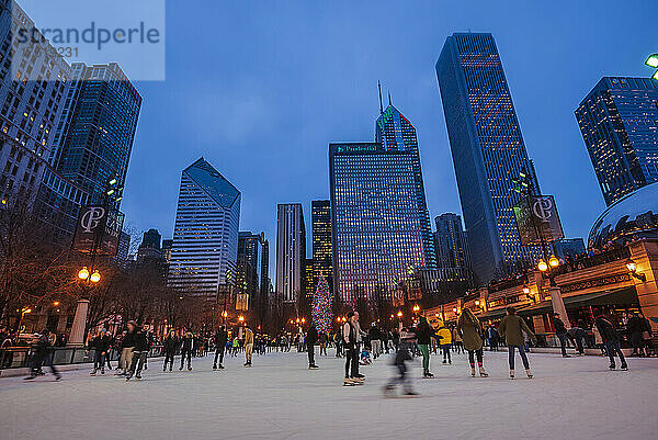 Schlittschuhlaufen im Millennium Park in der Abenddämmerung in Chicago  Illinois  USA; Chicago  Illinois  Vereinigte Staaten von Amerika