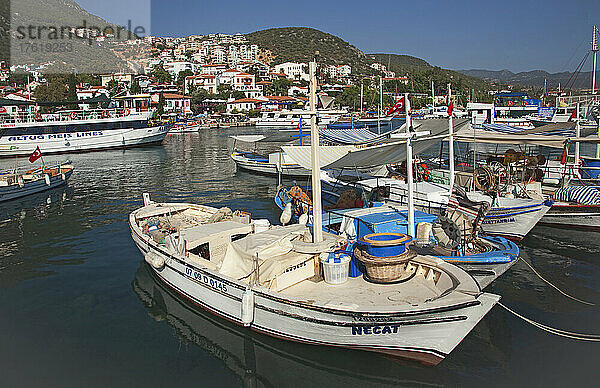 Belebter Hafen mit vertäuten Booten und Häusern am Hang des Mittelmeers in Kas  Türkei; Kas  Provinz Antalya  Türkei