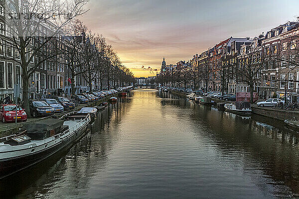 Sonnenuntergang an einer Gracht in Amsterdam  von der Nieuwe Spiegelstraat aus gesehen; Amsterdam  Nordholland  Niederlande