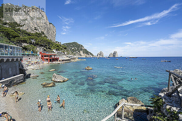 Marina Piccola und Faraglioni-Bucht mit Felsformationen auf der Insel Capri; Capri  Neapel  Italien
