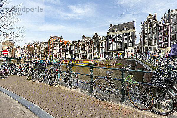 Fahrräder auf der Grachtenbrücke  Singel in Amsterdam; Amsterdam  Nordholland  Niederlande