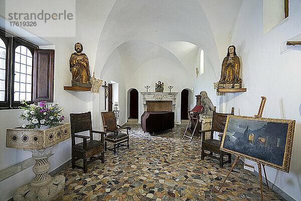 Ausstellungsstücke in der Kapelle der Axel Munthe Villa und Museum; Anacapri  Capri  Italien
