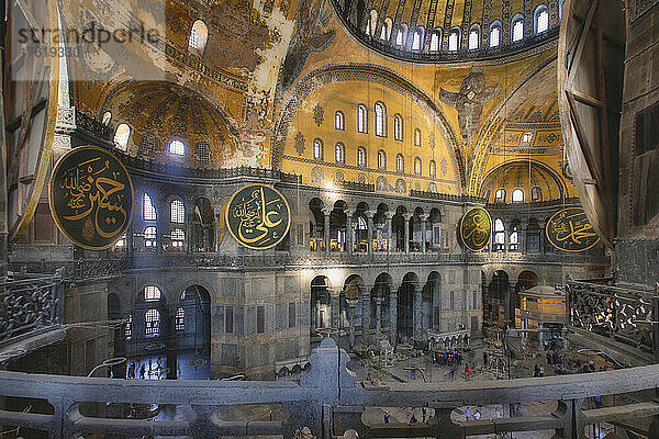 Die Hagia Sophia wurde im 6. Jahrhundert als Kirche erbaut  ab 1453 als Moschee genutzt  von 1935 bis 2020 als Museum und jetzt wieder als Moschee. Die Hagia Sophia ist Teil der historischen Bereiche von Istanbul  einer UNESCO-Welterbestätte; Istanbul  Provinz Istanbul  Türkei