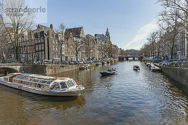 Touristische Grachtenfahrt  Leidsegrach  in Amsterdam; Amsterdam  Nordholland  Niederlande