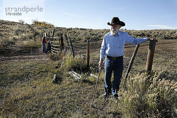Rancher überprüft Zaun auf der Ladder Livestock Ranch in Wyoming  USA; Savery  Wyoming  Vereinigte Staaten von Amerika