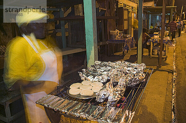 Fischmarkt am Freitagabend in Anse La Raye  Saint Lucia  in der Karibik; Anse La Raye  Saint Lucia