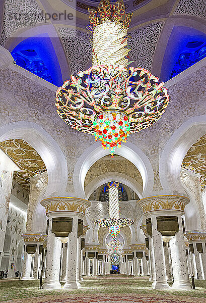 Blick in den Hauptgebetsraum der Großen Moschee in Abu Dhabi  Vereinigte Arabische Emirate  mit seinen Swarovski-Kristallleuchtern. Es ist auch der größte Teppich der Welt; Abu Dhabi  Vereinigte Arabische Emirate