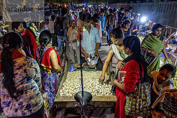 Überfüllter Nachtmarkt in Indien; Greater Noida  Uttar Pradesh  Indien