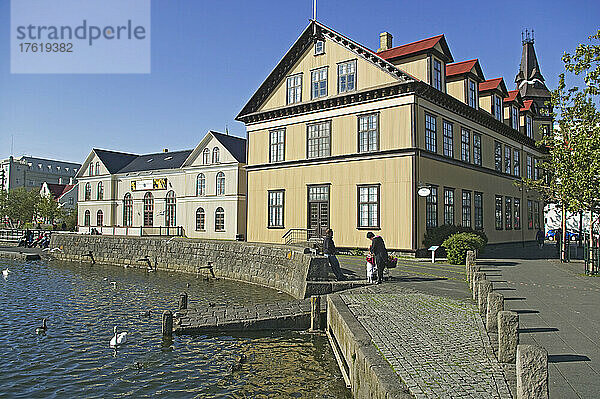 Gebäude in der Altstadt  am Ufer des Tjornin-Sees; Reykjavik  Island