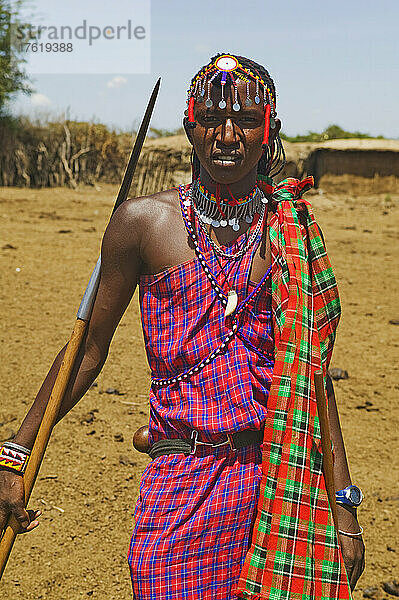 Massai-Krieger in einem Dorf in der Nähe des Sekenani-Tors im Maasai Mara National Reserve; Kenia