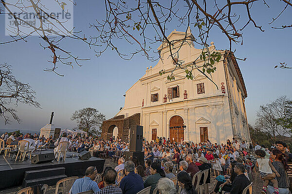 Live-Musik im Freien mit Publikum während eines Festivals in der Kapelle Our Lady of the Mount  Old Goa  Indien; Old Goa  Bundesstaat Goa  Indien