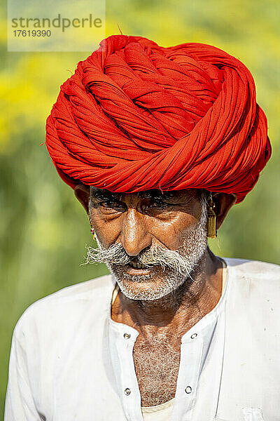 Schafhirte mit rotem Turban in der Pali-Ebene von Rajasthan  Indien; Pali  Rajasthan  Indien