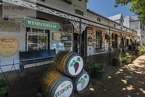 Boutiquen und ein Weinladen mit dekorativen Fässern im Freien entlang der Weinstraße in Südafrika; Stellenbosch  Südafrika