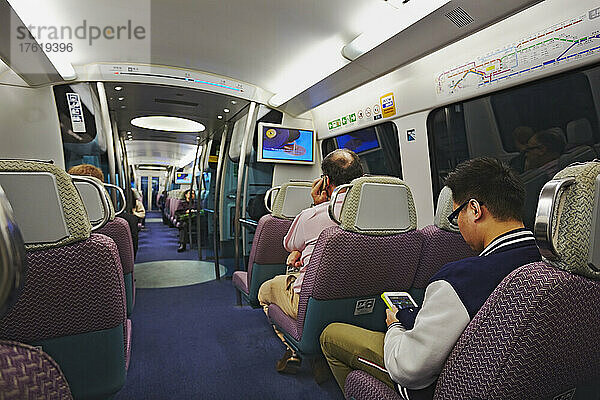 An Bord des Airport Express-Zugs auf dem Weg zum internationalen Flughafen Hongkong; Hongkong.