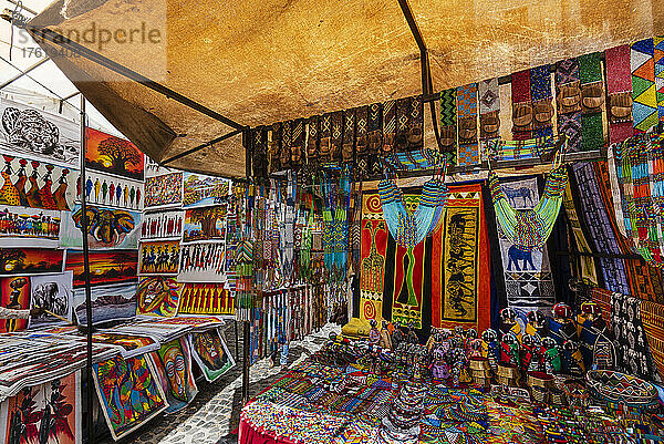 Kulturelle Souvenirs an einem Marktstand auf dem Greenmarket Square in Kapstadt; Kapstadt  Südafrika
