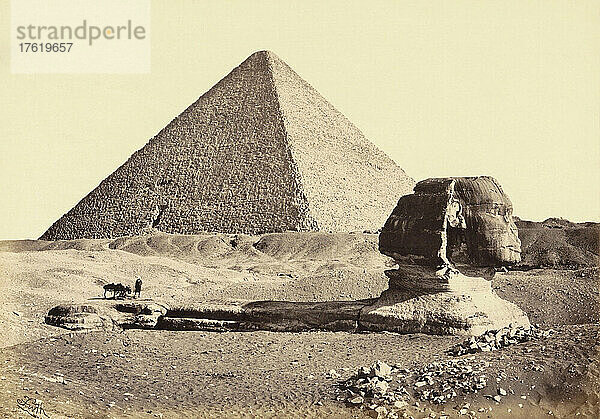 Die Große Pyramide von Gizeh  auch Cheops-Pyramide oder Cheops-Pyramide genannt  ist die größte des Pyramidenkomplexes von Gizeh in Gizeh  außerhalb von Kairo  Ägypten. Im Vordergrund ist die Große Sphinx von Gizeh zu sehen. Mitte des 19. Jahrhunderts  als dieses Bild vom englischen Fotografen Francis Frith aufgenommen wurde  war die Sphinx erst teilweise ausgegraben. Die Pyramiden und die Sphinx sind heute Teil des UNESCO-Weltkulturerbes.