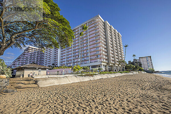 Umstrittene Sandsäcke  die angebracht wurden  um die Erosion des Strandes zu stoppen  die ein Hotel bedroht; Maui  Hawaii  Vereinigte Staaten von Amerika