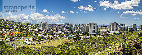 Blick nach Südosten vom National Memorial Cemetery of the Pacific über Honolulu zum Diamond Head. Diese historische Begräbnisstätte zu Ehren der Veteranen von vier Kriegen bietet einen beeindruckenden Blick von seinem Aussichtspunkt im Vulkankrater  Oahu  Hawaii  USA; Honolulu  Oahu  Hawaii  Vereinigte Staaten von Amerika