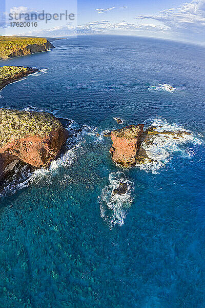 Eine Luftaufnahme des Puu Pehe Rock bei Sonnenuntergang  auch bekannt als Sweetheart Rock   eines der bekanntesten Wahrzeichen von Lanai  Insel Lanai  Hawaii  USA. Für dieses Vertikalpanorama wurden zwei Bilder kombiniert; Lanai City  Lanai  Hawaii  Vereinigte Staaten von Amerika