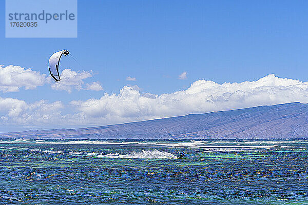 Kiteboarding am Shipwreck Beach auf der Insel Lanai  Hawaii  USA; Lanai  Hawaii  Vereinigte Staaten von Amerika