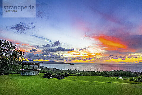 Kräftige Farben in einem strahlenden Sonnenuntergangshimmel  gesehen von einem Grundstück an der Küste von Maui  Hawaii  USA; Maui  Hawaii  Vereinigte Staaten von Amerika