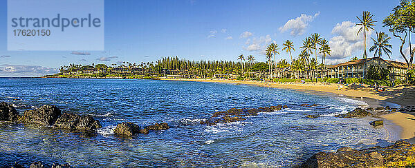 Vier Bilder wurden zusammengefügt  um dieses Panorama der Napili Bay am späten Nachmittag zu erstellen; Maui  Hawaii  Vereinigte Staaten von Amerika