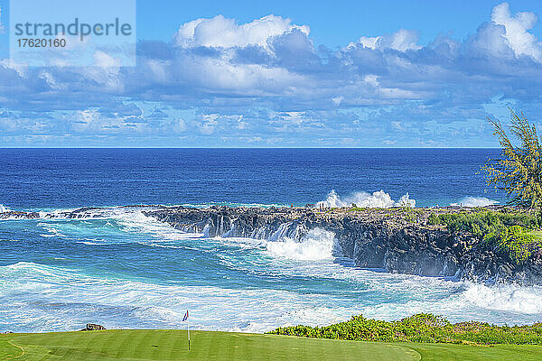 Ein Golfplatz an der Küste von Maui  Hawaii  mit der Brandung  die an die Klippen der Küstenlinie kracht; Kapalua  Maui  Hawaii  Vereinigte Staaten von Amerika