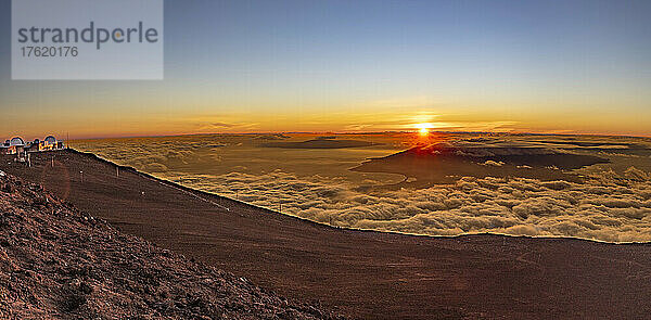 Der Panoramablick vom Gipfel des Haleakala bei Sonnenuntergang im Haleakala-Nationalpark  dem schlafenden Vulkan von Maui  Hawaii. Die Observatorien  die unter dem Namen Science City bekannt sind  befinden sich ganz links; Maui  Hawaii  Vereinigte Staaten von Amerika