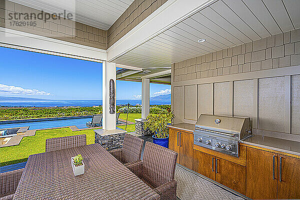 Außenküche mit Grill und Tisch mit Stühlen auf einer Terrasse mit einem Swimmingpool in der Nähe und Blick auf den Pazifik; Kapalua  Hawaii  Vereinigte Staaten von Amerika