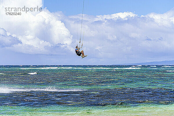 Kiteboarding am Shipwreck Beach  mit dem Fahrer in der Luft; Lanai  Hawaii  Vereinigte Staaten von Amerika