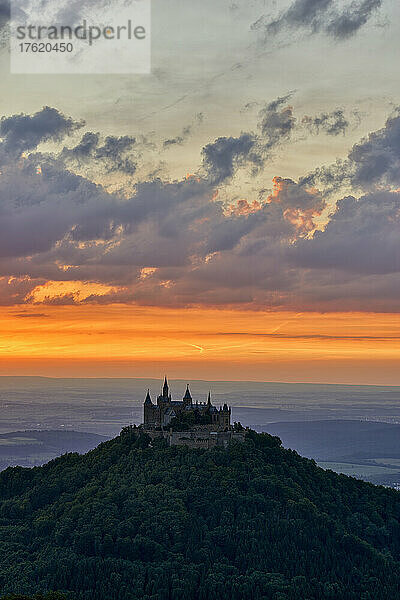 Deutschland  Baden-Württemberg  Hechingen  Blick auf die Burg Hohenzollern bei stimmungsvollem Sonnenuntergang