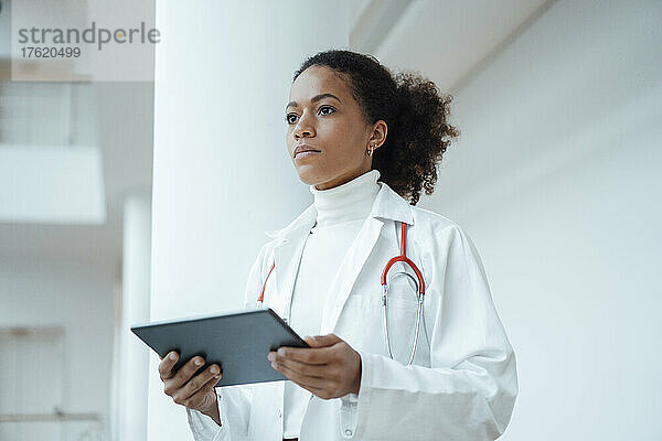 Arzt mit Tablet-Computer in der medizinischen Klinik