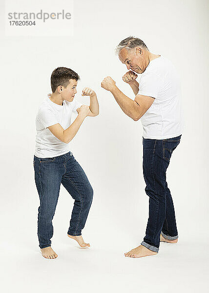 Vater und Sohn spielen Boxen im Studio
