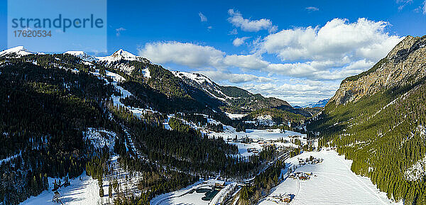 Deutschland  Bayern  Oberstdorf  Helikopterpanorama des Weilers Birgsau in den Allgäuer Alpen