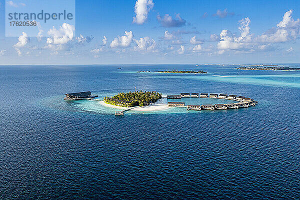 Bungalows umgeben von blauem Meerblick auf der Insel Kudadoo  Malediven